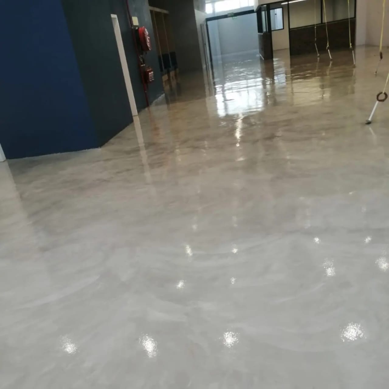 High-gloss seamless polyurethane floor in a large commercial training space